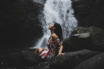 女士 模型 瀑布 自然 水 情绪 河 户外 荒野 自由