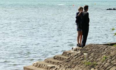 恋人 男人 女士 人们 很少 湖 水 河岸 楼梯 水域 情绪