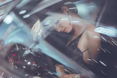 女人在车里 美丽 女孩 时尚 时尚女孩 女士 年轻 女性 模型