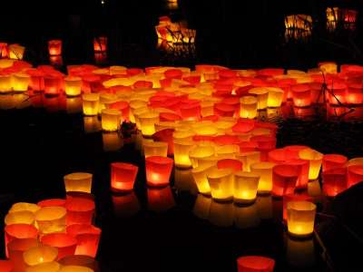 蜡烛 灯小夜曲 流动 灯的节日 漂浮蜡烛 红色的 黄色 烛光