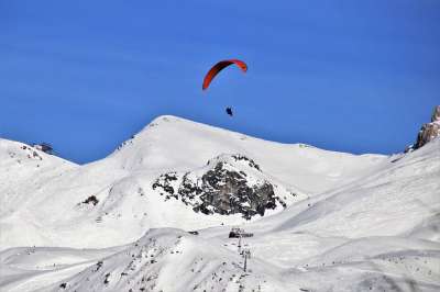 降落伞 滑翔伞 雪 山 比尔 放宽 景观 舞台 峰 陡 高
