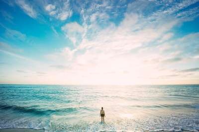 海滩 女士 地平线 天空 云 海 海洋 波浪 孤独 孤 海景