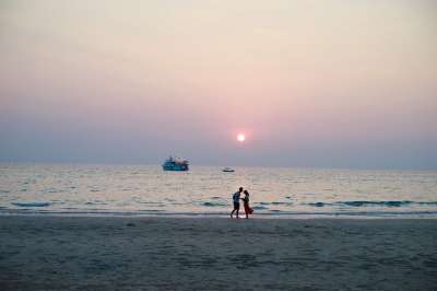 象岛 夕阳 海滩 情侣