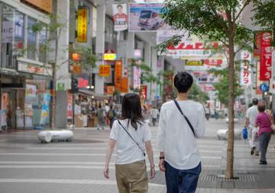 夫妻 街道 城市 男人 女士 步行 城市的 镇 熊本 日本