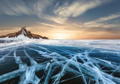 冰冻的湖水 雪 幻想 冰自我 日出 日落 山 峰的冰川 孙光