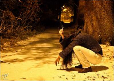 伤心的女孩 郁闷 不开心 女士 蹲着 抽烟 寒冷的 夜晚 冬天