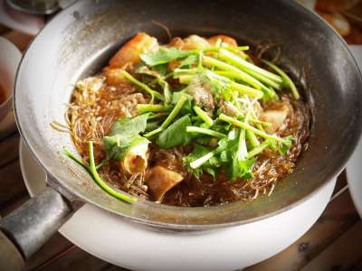 食物 泰国 鸡 汤 海鲜 柠檬草 肉 热的 洋葱 柠檬 胡椒