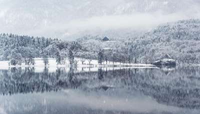 冬天 湖 水 反射 雪 寒冷的 景观 自然 户外 山 树木