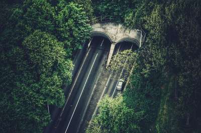 高速公路 路 牌 驾驶 隧道 桥 树木 绿色 自然