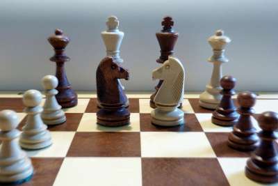象棋 棋盘上的棋子 国际象棋游戏 棋盘 黑色和白色 游戏 人物