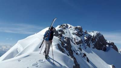 穷乡僻壤Skiiing 石 Kar 提示 滑雪旅游者 阿尔卑斯山