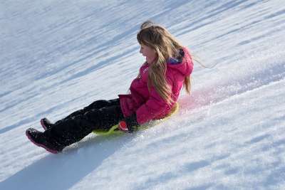 人 人的 女孩 冬天 雪 鲍勃 拖鞋 滑动 下坡 向下 移动