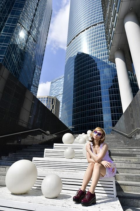播放器中的女孩 听听音乐 音乐耳机 想 姿势 摆姿势 手机 眼镜