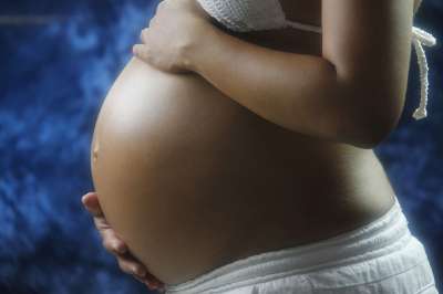 腹部 怀孕的女人 特写 可爱的孕肚 孕 女士 怀孕 母性 产妇