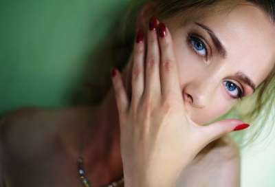 年轻女子 纵向 模型的感觉 热情 黄色书刊 眼睛 一个女孩的肖像