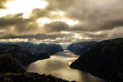 峡湾 山 吕瑟峡湾 河 天空 云 自然 水 景观 峡谷 挪威