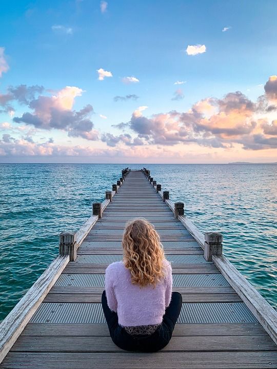 女士 坐 木板路 码头 海 海洋 云 看法 地平线 天空