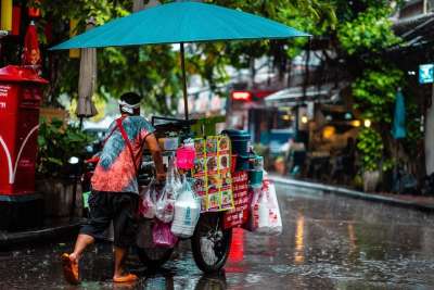 男人 大车 街头食品 文化 雨 雨伞 水坑 天气 湿的 城市