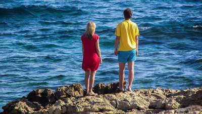 夫妻 看着 海 浪漫的 人们 女士 男人 浪漫的情侣