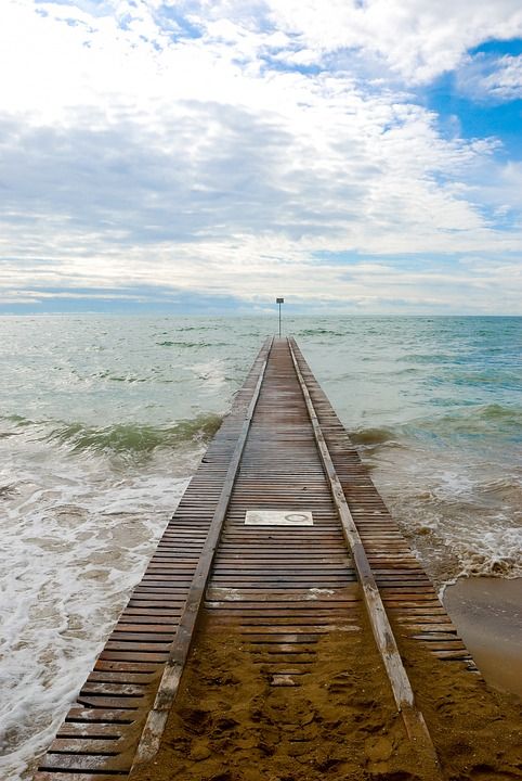 防波堤 木制的 在大海 地平线 多云的 波浪 海水 看法
