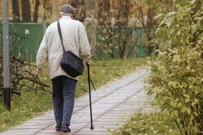 老人 拐杖 路面 高级的 老年 年迈的 男人 步行 走 小路