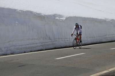 山 骑自行车的人 雪 阿尔卑斯山 高速公路 路边的 旅行 体育