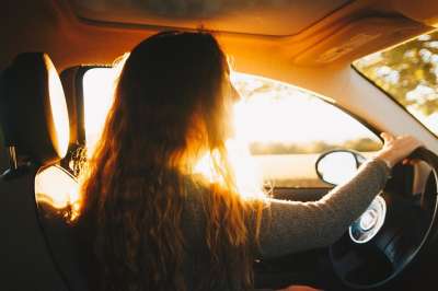 人们 女士 女孩 车 旅行 车辆 路 棕色的车 棕色的旅行