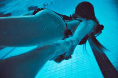 水下 射击 看着我 年轻女子 条纹 水 美容 水池 压痛 模型