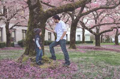 父亲 儿子 春天 盛开 开花 孩子 家庭 男孩 人们 父母