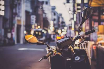 小型摩托车 亚洲 亚洲人 旅行 摩托车 路 路边 城市 运输