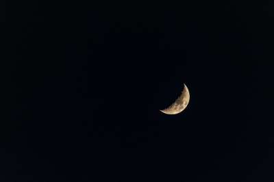 半月 月亮 夜晚 天空 空间 蓝色的 月球 星星 云 月光