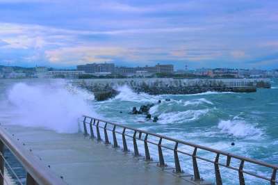 台风 海 风暴 晚上 流氓浪潮 波涛汹涌的大海 海水 水 雨