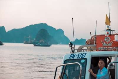 人 船 黎明 大海
