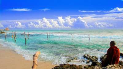 小乘佛教 海滩边和尚 海滨 海滩 水晶蓝色的大海 海 蓝色的 夏天