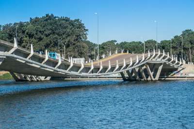 莱昂内尔·维埃拉桥 桥 河 路 公路桥 结构体 地标 水 户外
