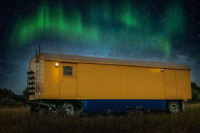 敢 夜晚 黄色 工程车辆 大篷车 星星 星空 发光 宇宙 银河