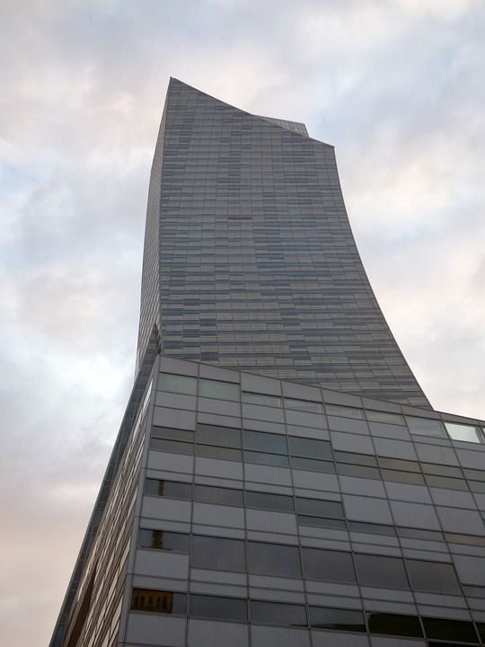 摩天大楼 建造 玻璃 办公大楼 建筑玻璃 高楼 城市 中央