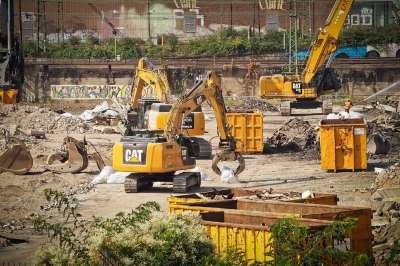 工地 拆迁工作 拆除 挖掘机 施工作业 建筑废墟 施工现场车辆