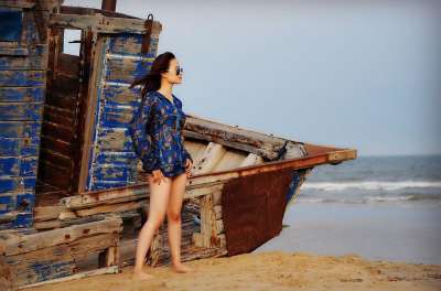 美女 天空 海滩 海边 风景 云 汹涌的大海 女性 女人