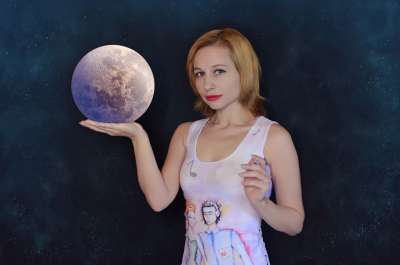 女士 月亮 宇宙 裙子 女孩 天空 风骚 大学 超现实主义