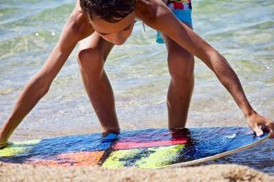 海滩 海滩的孩子 冲浪 海 水 砂 体育 夏天 假期 乐趣