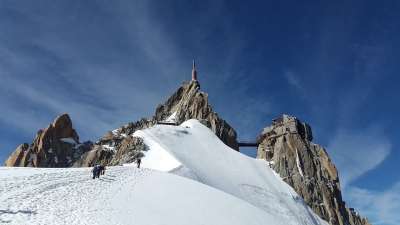 雪 山 人们 远足 登山 登山者 连续下坡 阿尔卑斯山 高山