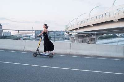 女士 电动摩托车 街道 小型摩托车 运输 城市 E-摩托车