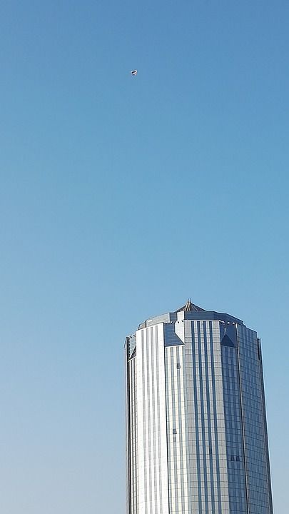 高楼 飞机 仰望
