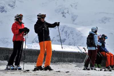 阿尔卑斯山 滑雪 滑雪者 配件 运动的 雪 夫妻 一起 冬季