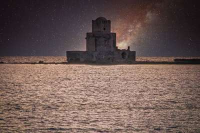 塔 夜晚 反射 星空 海 建造 石头 历史的 星星 灯 天堂