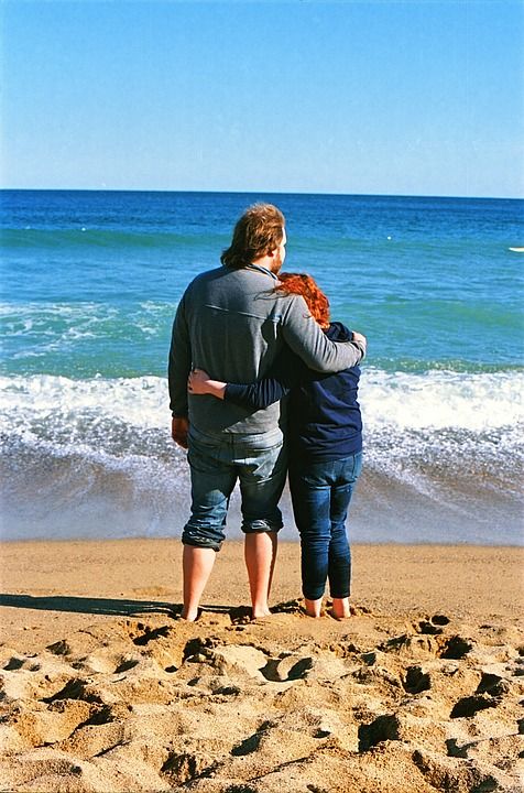 海滩 年轻 年轻的一对 海滨 支撑 情侣海滩 男人 女士 爱
