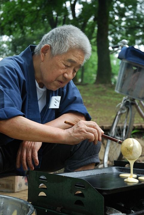 蛋糕 制作 老人 烹饪 食物 准备 传统的 日本人 铜锣