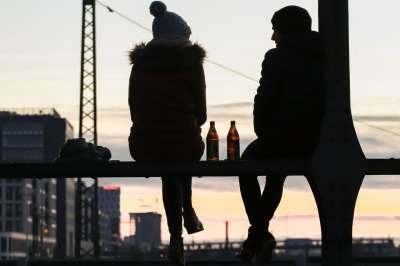 人们 放松 外表 下班时间 啤酒 男人 女士 轮廓 坐 对话