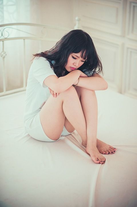 女孩 卧室 伤心 女性 时尚 风格 模型 女士 年轻 性感的